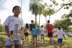 Crianças misturam brincadeiras e ciência