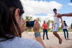 Bruna Tosta registra brincadeira tradicional com celulares durante o Memórias do Futuro. Foto: Everson Tavares